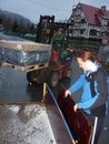 Pan Mikeska nám pomáhá s překládáním nového kotle