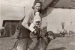 Jedeme na koníčkovi (pravděpodobně kolem roku 1967)/ Riding the "horsie" (probably around 1967)