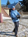 Nosit dřevo na kozí budku dolů do ohrady může být pěkná dřina (i když na obrázku to tak nevypadá)