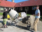 S betonem pomáhá i naše mladá návštěva