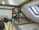 Rekonstrukce malého sálu - bourání vyvýšené části