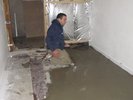 Betonování podlahy v prádelně